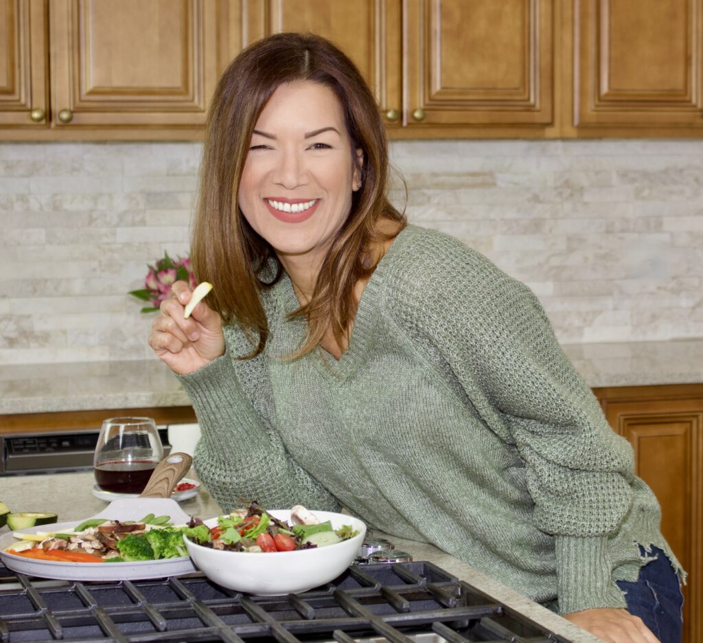 Mujer en la cocina, disfrutando de cocinar con plantas