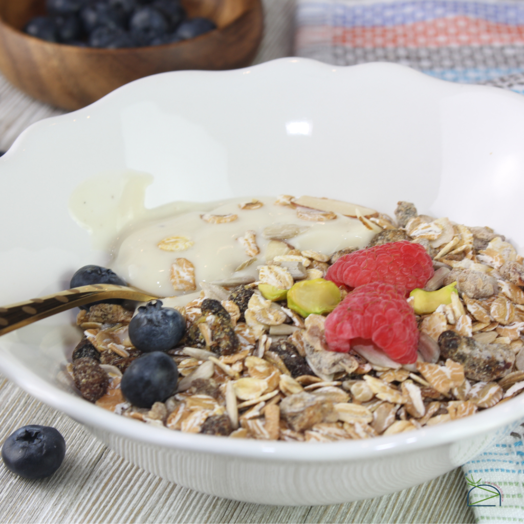 JFA Muesli el cereal perfecto servido con frutas frescas, leche de almendra y yogur.