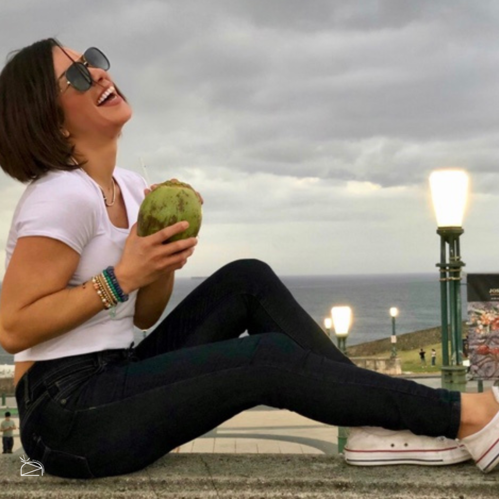 JFA Mujer disfrutando del agua de coco y sus beneficios.