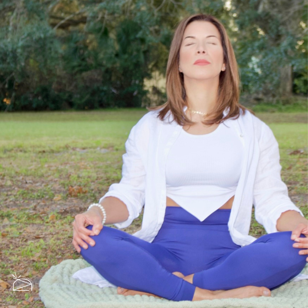 JFA Mujer practicando la realidad de la vida en una meditación en la naturaleza.